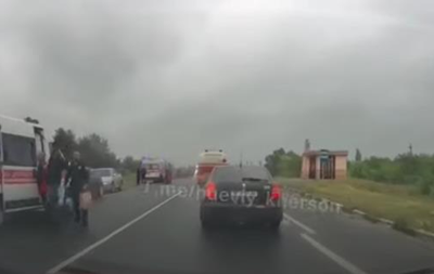 ДТП під Херсоном з п ятьма авто: постраждали шестеро дітей