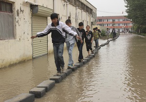 Число пострадавших в результате продолжительных ливней в Китае достигло 99 тысяч человек