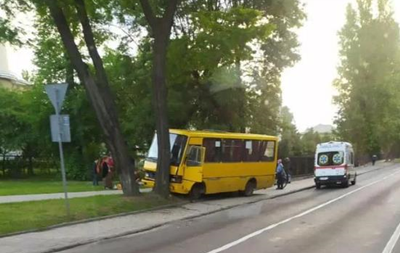 У Львові маршрутка врізалася в дерево: п ятеро постраждалих