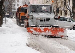 Коммунальщикам поручили за сутки убрать столичные дороги от снега