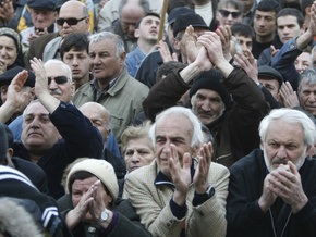 К оппозиционерам в Тбилиси присоединились тысячи людей из регионов