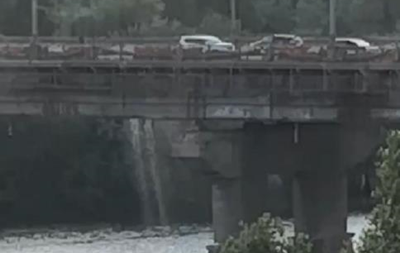 У Києві під мостом Патона аварія на тепломережі