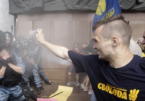 Подозреваемого в нападении на милиционера под Украинским домом отпустили под подписку о невыезде