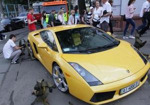 На Подоле неправильно припаркованный желтый Lamborghini заблокировал движение