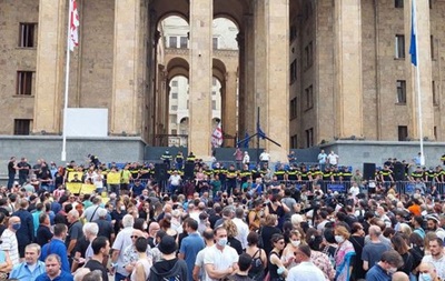 В Грузии начались протесты из-за смерти оператора