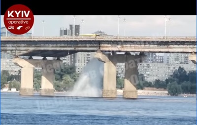 В Киеве на мосту Патона прорвало трубу