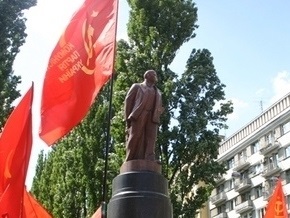 Власти разрешили коммунистам восстановить поврежденный памятник Ленину в Киеве