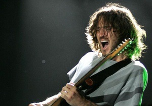Бывший гитарист Red Hot Chili Peppers выпустит два сольника