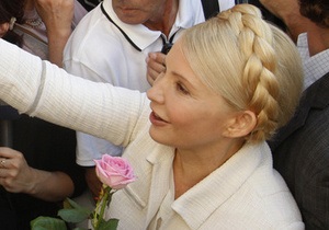 Тимошенко прибыла в суд с розой в руках