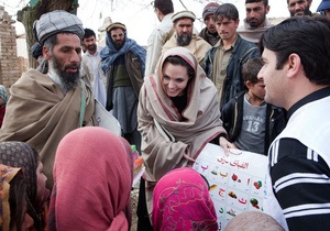 Анджелина Джоли открыла в Афганистане школу для девочек