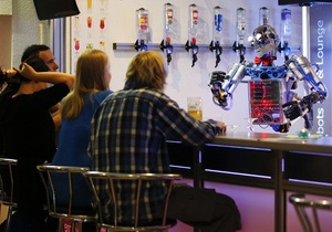 В одном из немецких баров работает робот-бармен