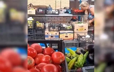 Плевала на овощи: продавщица из Запорожья перестала появляться на работе
