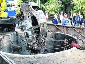 В центре Киева автомобиль провалился в коллектор и взорвался