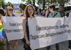 Под охраной милиции. В Киеве прошел гей-парад. Фоторепортаж