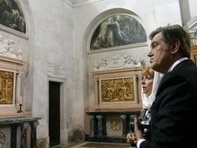 Ющенко с женой поклонились христианским святыням в Португалии