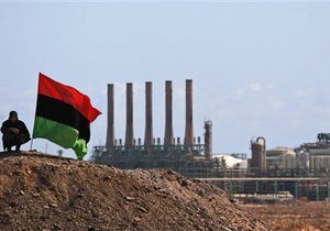 Противники и сторонники Каддафи ведут бой за стратегически важный нефтяной порт