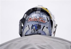 Голкиперов хоккейной сборной США заставили убрать надписи со шлемов за рекламу