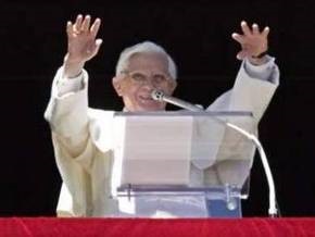 Папа Римский молится за женское достоинство