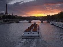 В Париже затонуло туристическое судно, врезавшись в мост