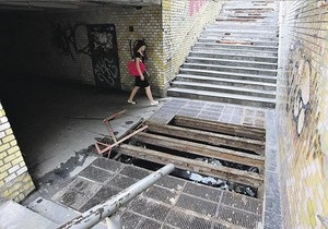 В Киеве из подземного перехода украли 40 водосточных решеток