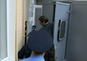 Милиция перекрыла пешеходную часть Крещатика, чтобы вывезти Луценко из суда