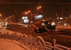 Снег в Киеве убирают семь тысяч коммунальщиков и более полутысячи единиц техники