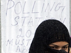 Взрыв на избирательном участке в Пакистане: число жертв растет
