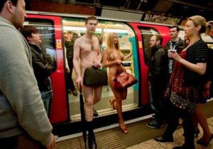 В лондонском метро две пары совершили поездку голышом в целях рекламы