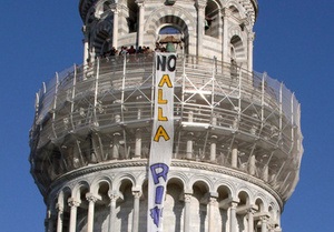Итальянские студенты заблокировали вход на Пизанскую башню