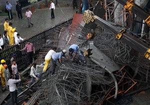 В Мумбаи обрушилась эстакада метро, есть жертвы