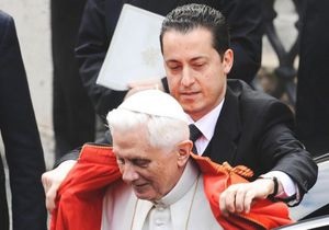 Камердинера Папы Римского будут судить за кражу документов