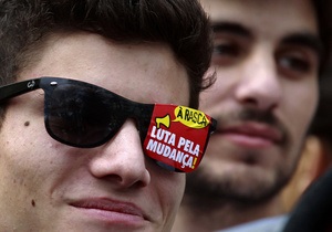 Тысячи португальцев вышли на улицы с требованиями к правительству