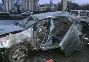 Снес билборд и два дерева: в центре Донецка погиб 21-летний водитель автомобиля