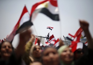 Армия взяла под контроль гостелевидение Египта, к месту митинга сторонников Мурси стягивают войска