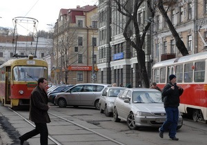 В Киеве из-за остановившегося на рельсах грузовика два часа не ходили трамваи