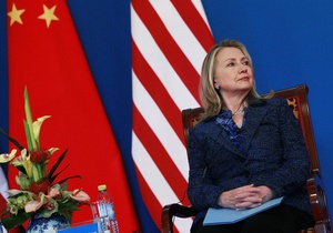 Клинтон назвала отношения Китая и США самыми прочными в истории, несмотря на скандал с диссидентом