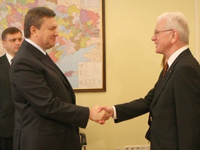 Янукович попросил Поттеринга срочно рассмотреть вопрос визового режима