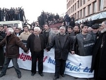 Армянская оппозиция баррикадируется от полиции