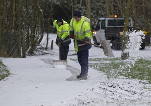 Из-за снегопадов в Великобритании закрылись сотни школ, отменены десятки международных авиарейсов