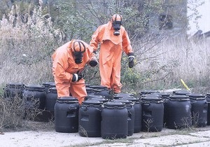 Во Львовской области перевернулась фура с высокотоксичным грузом