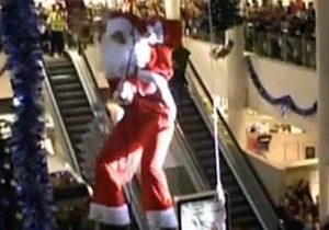 Британский Санта-Клаус из-за обвившей трос бороды полчаса провисел под потолком торгового центра