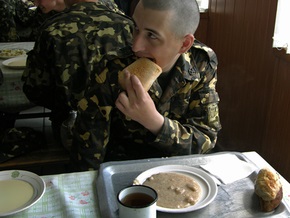 Кузьмук: Через 10 дней солдат в армии будет нечем кормить