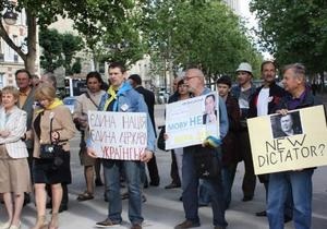 В Париже прошел пикет в защиту украинского языка