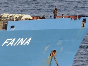 Сомалийские пираты заявили, что на них напали члены экипажа Фаины