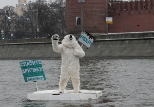 Активиста Greenpeace в костюме белого медведя задержали в ходе сплава по Москве-реке