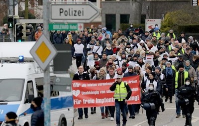 Тысячи жителей Германии вышли на протесты против антиковидных мер