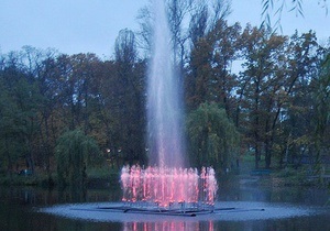 В Голосеевском парке Киева открыли плавучий светомузыкальный фонтан