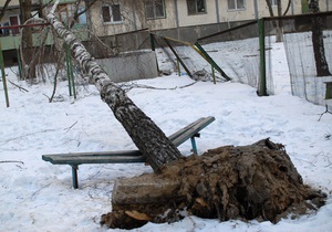 В результате непогоды в Украине остаются обесточенными 23 населенных пункта