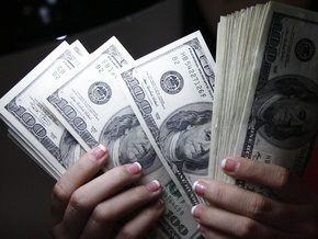 Доллар на межбанке закрывает неделю снижением