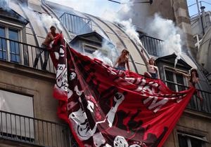 Активистки движения FEMEN в Париже провели акцию против митинга неонацистов
